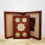 قرآن کریم نفیس جعبه لپ تاپی چرم آینه ای پلاک دار - Image 2